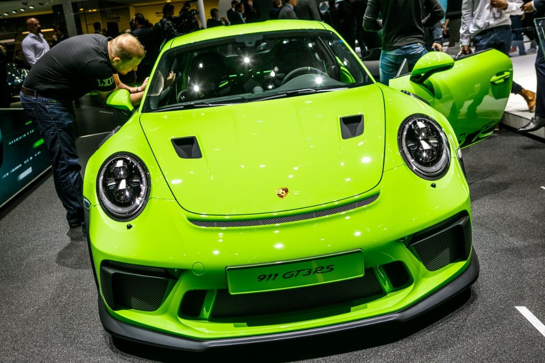 Porsche weicht beim GT3 RS nur soviel vom echten Rennwagen ab, wie es für die Straßenzulassung notwendig ist. Größter Unterschied sind die gut 200 Kilo, die der Rennwagen weniger wiegt. Der Boxermotor leistet jetzt 520 PS, das sind 20 PS mehr als im Vorgängermodell und als im 911 GT3. Preis in Österreich: 252.720 Euro.
