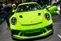 Porsche weicht beim GT3 RS nur soviel vom echten Rennwagen ab, wie es für die Straßenzulassung notwendig ist. Größter Unterschied sind die gut 200 Kilo, die der Rennwagen weniger wiegt. Der Boxermotor leistet jetzt 520 PS, das sind 20 PS mehr als im Vorgängermodell und als im 911 GT3. Preis in Österreich: 252.720 Euro.