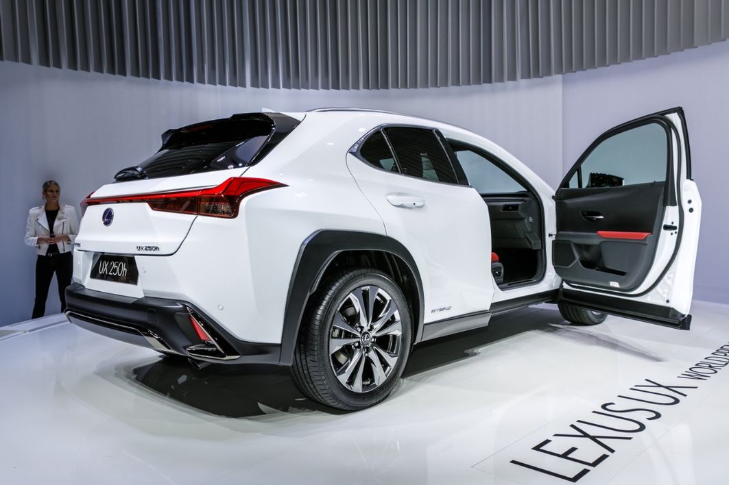 Jetzt steigt Lexus auch in das Segment der Kompakt-SUV sein: Der neue UX reiht such mit 4,49 Metern Länge unter dem NX (4,63 Meter) ein. Das Design ist markant, aber etwas weniger radikal als man es von den japanischen BMW-Audi-Gegnern schon gesehen hat. Natürlich wird er Hybridantrieb haben, in diesem Bereich ist Lexus nach wie vor viel weiter als alle Premium-Konkurrenten.