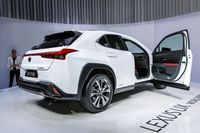 Jetzt steigt Lexus auch in das Segment der Kompakt-SUV sein: Der neue UX reiht such mit 4,49 Metern Länge unter dem NX (4,63 Meter) ein. Das Design ist markant, aber etwas weniger radikal als man es von den japanischen BMW-Audi-Gegnern schon gesehen hat. Natürlich wird er Hybridantrieb haben, in diesem Bereich ist Lexus nach wie vor viel weiter als alle Premium-Konkurrenten.