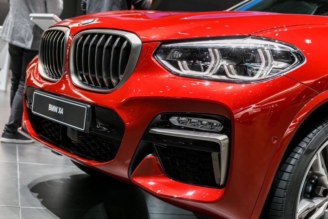 Zum Verkaufsstart gibt es drei Otto- und vier Dieselmotoren zur Auswahl – an der Spitze zwei BMW M Performance Modelle: Der Reihensechszylinder-Benzinmotor des BMW X4 M40i leistet 360 PS. Der BMW X4 M40d hat 326 PS.