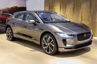 Da bleiben Audi, Mercedes und BMW nur noch die elektrischen Ehrenplätze. Mit dem Jaguar I-Pace steht in Genf das erste Premium-Elektroauto eines etablierten Herstellers: Der in Graz bei Magna gefertigte Stromer (über 2000 neue Arbeitsplätze!) greift Tesla nicht nur mit Jaguar-Design an, sondern auch preislich – mit einem Einstiegspreis von 78.380 Euro ist er deutlich günstiger.