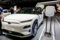 Hyundai entwickelt sich immer mehr zum Spezialisten für saubere Antriebe und hängt mit seinem Tempo auch die deutsche und japanische Konkurrenz ab: Mit dem neuen Kona Elektro kommt nun ein rein elektrisches SUV mit 482 Kilometern Reichweite.