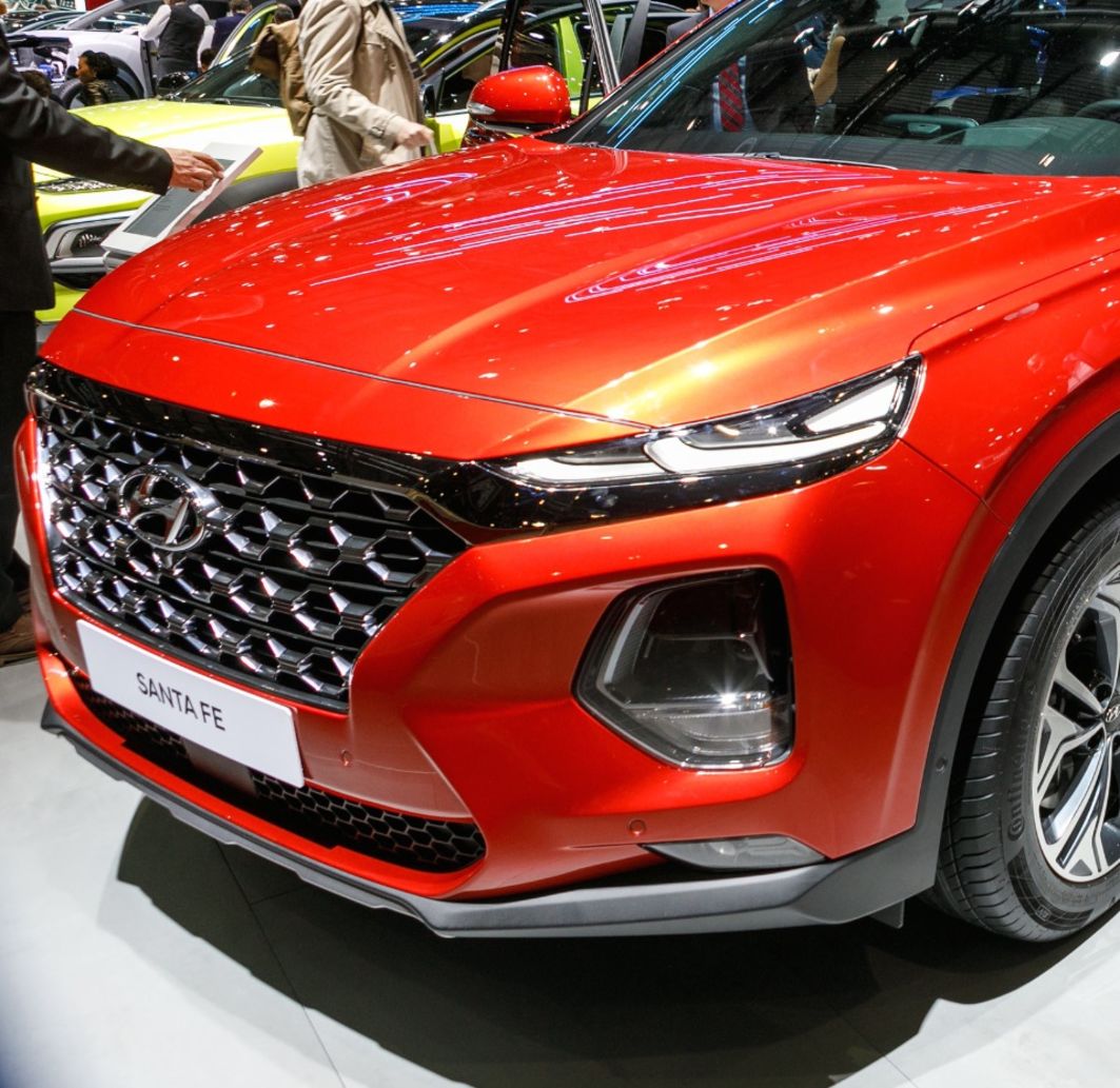 Weltpremiere für den neuen Hyundai Santa Fe in Genf: Das große SUV ist inzwischen sehr edel, die markante Front mit schmalen Frontlichtern zeigt das Upgrade besonders schön.