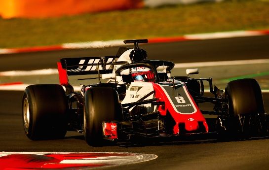 Haas F1 ist so etwas wie die geschützte Werkstätte der Formel 1. Unter den neuen amerikanischen Eigentümern des Grand-Prix-Zirkus, die gerade ein Rennen in Miami planen und nur für den US-Markt die Beginnzeiten auf 15.10 mitteleuropäischer Zeit verschoben haben, ist das erste Team, das seit Jahrzehnten, vom neuen Kontinent in die Formel 1 gekommen ist, besonders wichtig. Doch der Rennstall selbst hat ein Problem: Er ist noch kein vollwertiger Rennbetrieb – und zunehmend auf Gedeih und Verderb Ferrari ausgeliefert. - Machtkampf  mit Ferrari