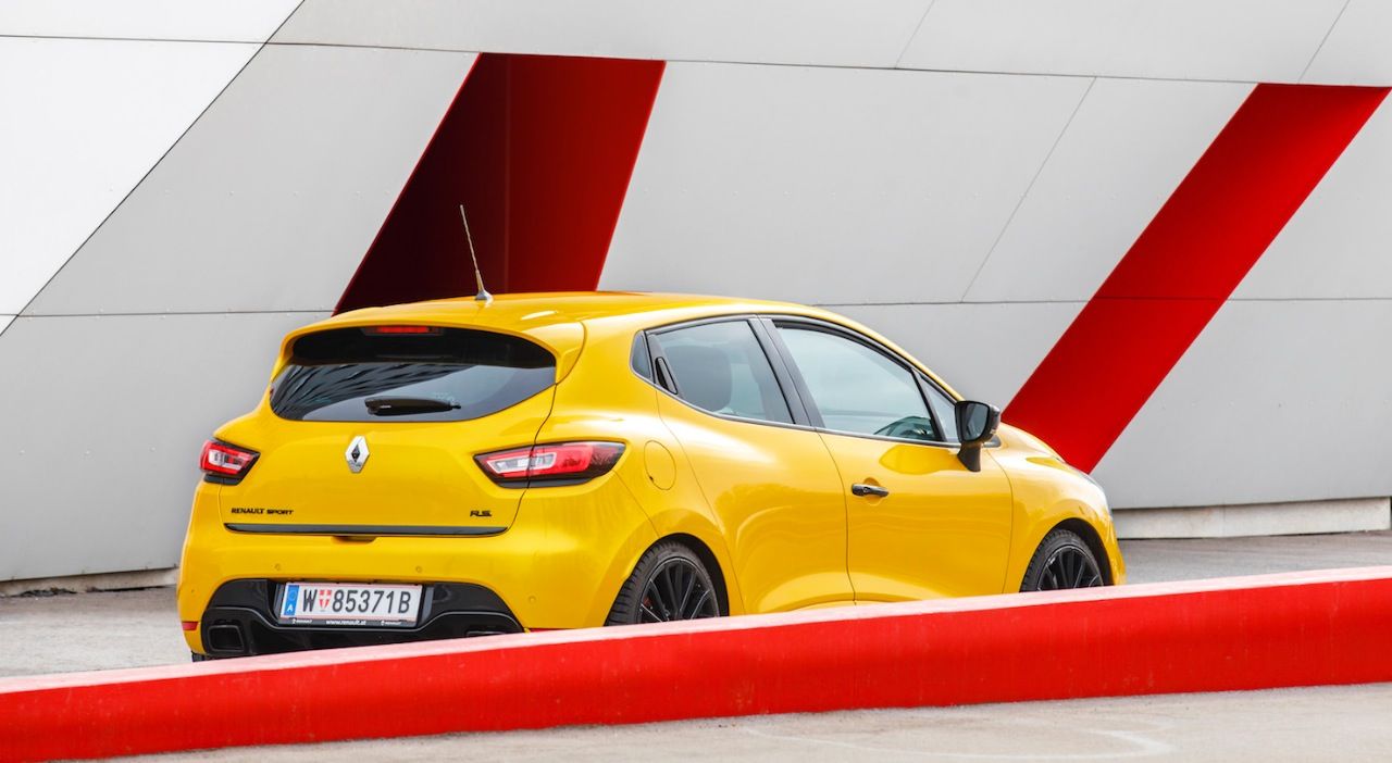 Mehr Leistung und Drehmoment, höhere Drehzahlen, schnellere Gangwechsel, strafferes Fahrwerk, direktere Lenkung: Renault Sport denkt beim Clio R.S. Trophy mehr rennsportlich als sportlich.