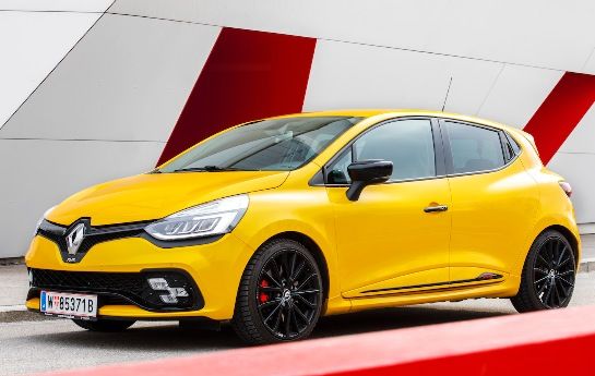 Wenn sich die Truppe von Renault Sport ein Auto vornimmt, spürt man dass im gleichen Haus ernsthafter Motorsport betrieben wird: Im Clio R.S. 220 Trophy verlaufen die Grenzen zwischen Sport und Rennsport mitunter fließend. Besser kann man einen kompakten Sportler kaum machen. - So ernst nimmt den  Spaß sonst keiner