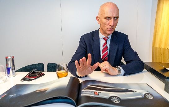 Mit 23-Zoll-Rädern und 300.000-Pfund-Preiszettel einen dezenten Auftritt hinzulegen, ist eine Kunst, die selbst Bentley und Rolls-Royce nicht beherrschen: Im Interview erklärt John Edwards, der sich bei Land Rover um die ganz besonderen Autos kümmert, warum er so stolz auf das neue Range Rover SV Coupé ist. - Der Gipfel des Understatements