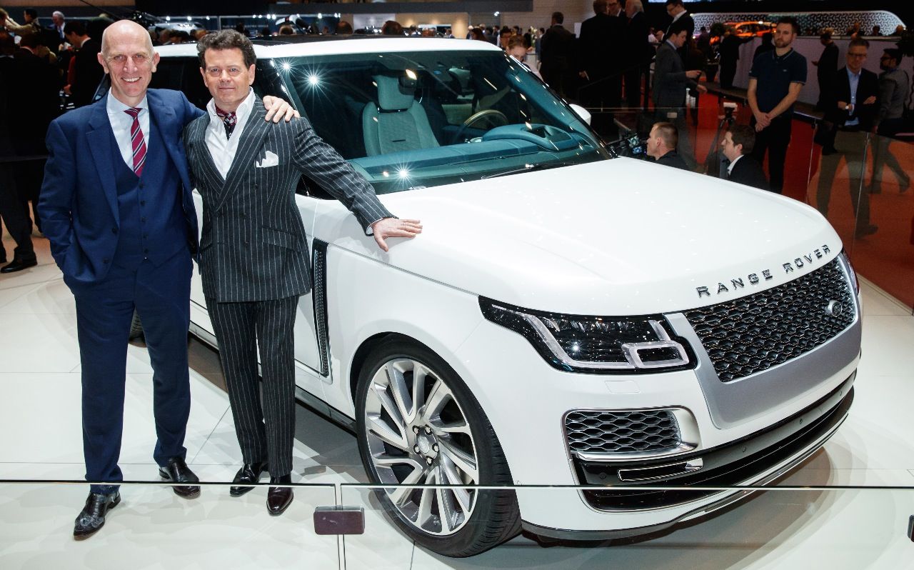 John Edwards über Design-Chef Gerry McGovern (re.): „Ich glaube Gerry ist der größte Fan dieses Autos. Er besteht darauf, das Auto Nummer eins zu bekommen. Gerry wohnt in Central London: In den Straßen von Mayfair wird dieses Auto phantastisch aussehen. Und Gerry wird phantastisch aussehen in diesem Auto (lacht).