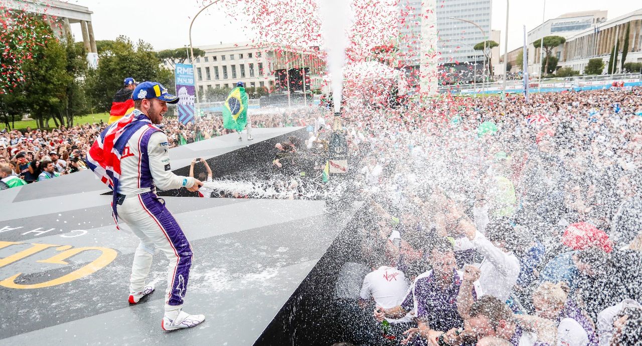 Über 30.000 Tifosi bei der Formel E in Rom. Sam Bird von DS gewinnt.