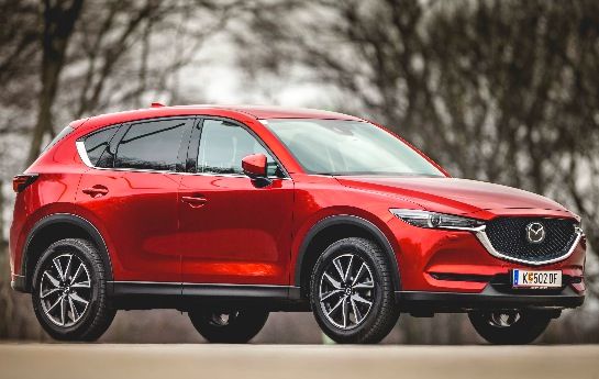 Der CX-5 hat sich in den Kreis der Klassenbesten vorgearbeitet und ordnet sich auch dort nicht unter: Er schaut besser aus als die meisten Kollegen und orientiert sich beim Multimediasystem an BMW und Mercedes. Im Test zeigt Mazdas SUV auch seinen ganz neuen Benziner mit Zylinderabschaltung. - Mit kleinen Schritten  zum großen Sprung