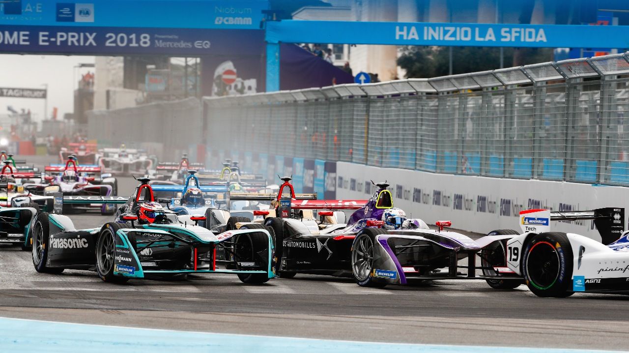 Vor allem in der Start- und in der Endphase bürgt die Formel E für packende Action – hier DS im Fight mit Jaguar.