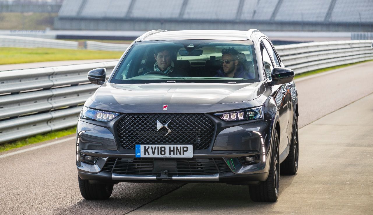 Lynn und Bird im Dienstwagen. Mit dem DS 7 Crossback greift die Premiummarke aus dem PSA-Konzern an. Pariser Raffinesse und Luxus sind die Spezialitäten des Hauses – und natürlich die Elektrifizierung, die für künftige Fahrzeuge fix beschlossen ist.