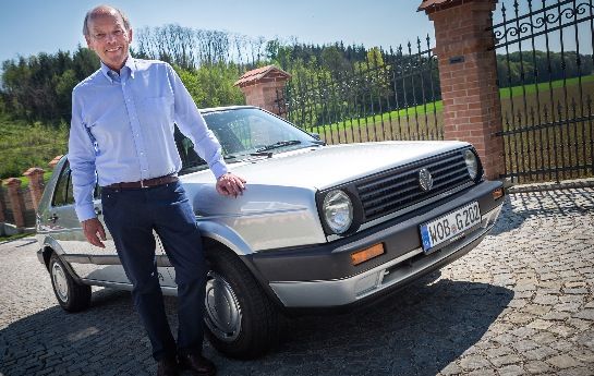 Seit 40 Jahren ist der Golf ununterbrochen das meistverkaufte Auto in Österreich. Hermann Becker hat diese – weltweit – einzigartige Erfolgs- und Kulturgeschichte aus nächster Nähe miterlebt. Hier erzählt er davon. - Österreichs ewige  Nummer eins