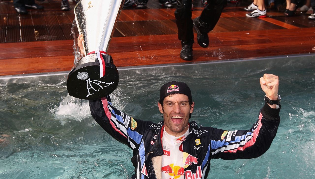 Ein Bild wie eine Ikone: Mark Webber 2010 nach seinem Sieg in Monaco im Pool der Energy Station.