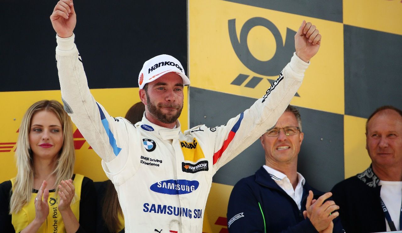 Bereits in seinem dritten DTM-Rennen (am Lausitzring) durfte Philipp Eng auf das Podium. Da applaudierten vom Grid Girl bis zu Ralf Schumacher alle.