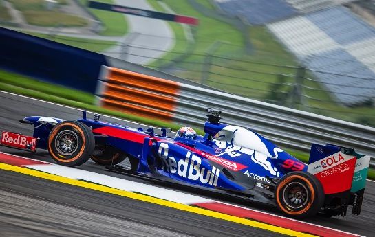 Marc Márquez wagte sich am Red Bull Ring zum ersten Mal in ein Formel-1-Auto. Und hatte sichtlich Spaß. - Márquez: Sein Formel-1-Debüt