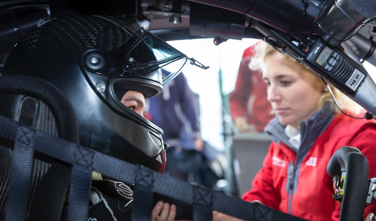 Als Werksfahrerin von Audi wird sie für diverse Kundensportprogramme in der ganzen Welt eingesetzt.