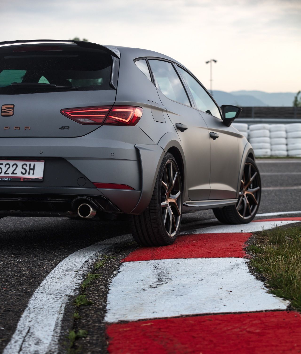 Der neue Cupra-Stil: Mattgraue Lackierung, Kupferdetails.