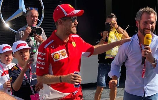 In Spielberg die WM-Führung übernommen, in Silverstone gesiegt. Doch was hat denn Sebastian da in der Hand? - Vettel: Sein Red-Bull-Comeback