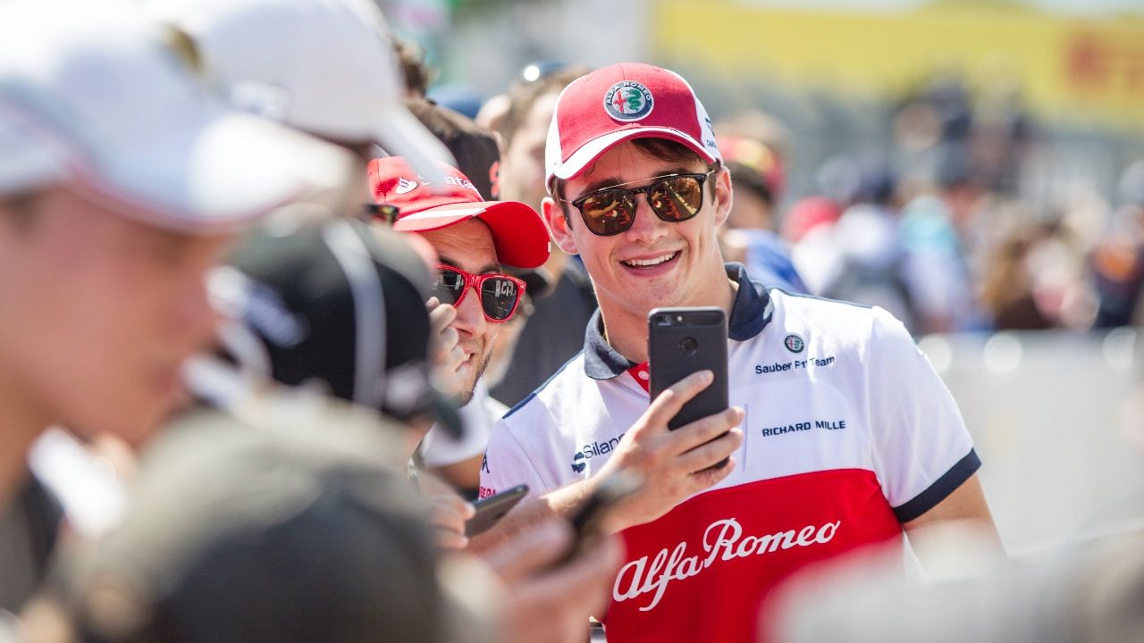 Selfies mit Charles Leclerc sind eine echte Wertanlage. Er wird wohl neben Verstappen der große Star der 20er-Jahre.