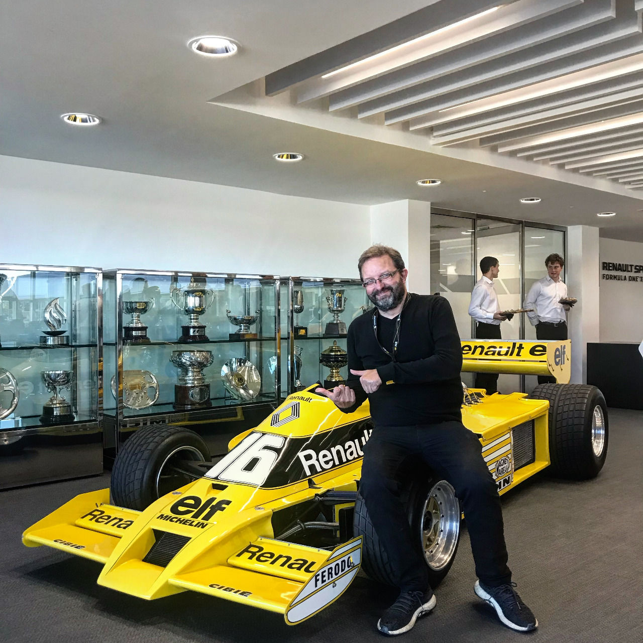 Einer der Boliden der Pionierjahre von Renault, Jean-Pierre Jabouille und seinem Teamkollegen Rene Arnoux steht heute im Eingangsbereich der Renault-F1-Fabrik in Enstone. Als Inspiration, das Erfolg möglich ist, aber auch viel Durchhaltevermögen erfordert.