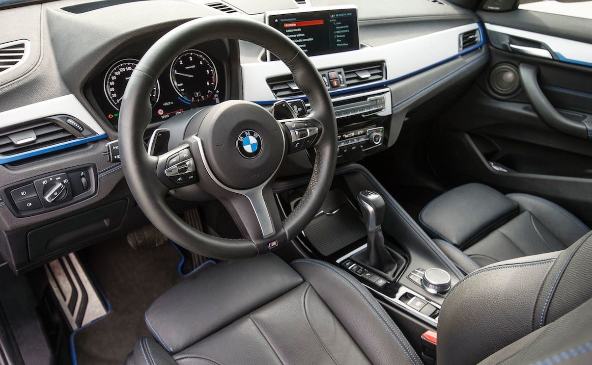 Der Innenraum übernimmt die Struktur vom X1. Ergonomie und Multimediasystem „best in class