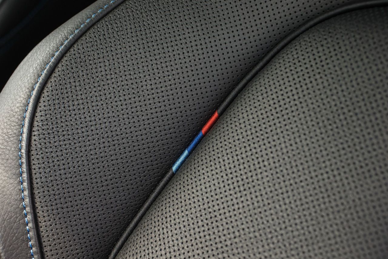 Dezente M-Insignien in der Variante „M Sport