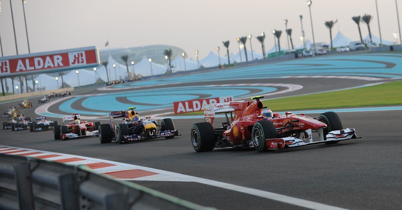 Abu Dhabi 2010: Gleich schickt ihn das Team in die Box - der Fehler, der über eine Karriere entscheidet.