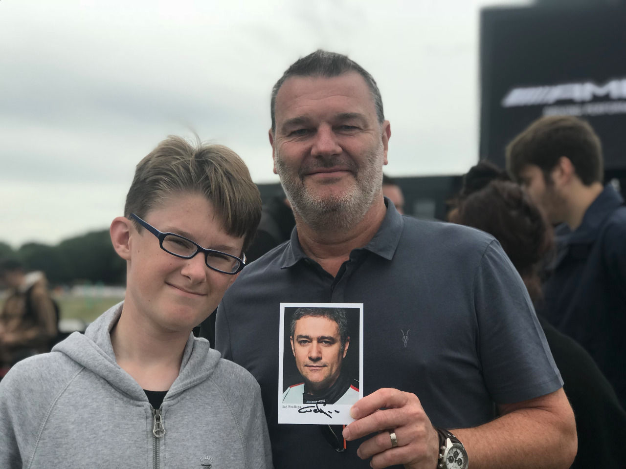 Englische Fans, die Karl bei der DTM in Brands Hatch gesehen haben, sind stolz auf ihr Autogramm.