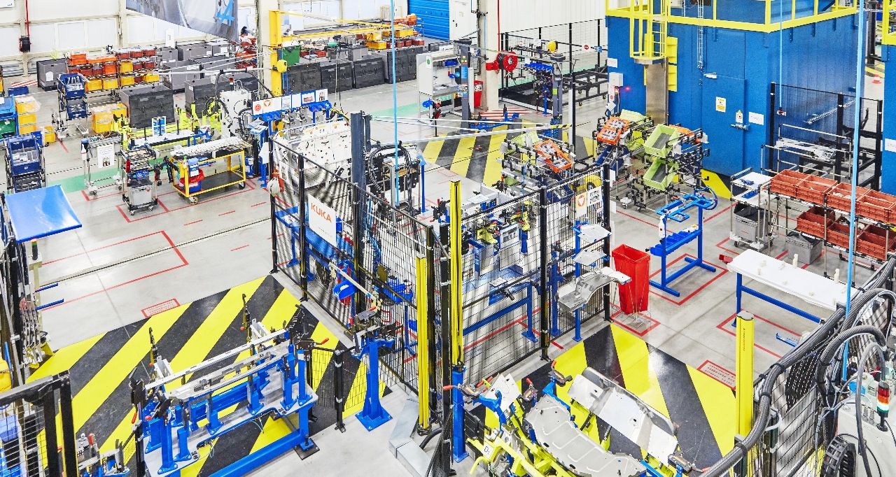 Hochtechnologie trifft Manufaktur: Fünf riesige Roboter arbeiten in Personalunion mit …