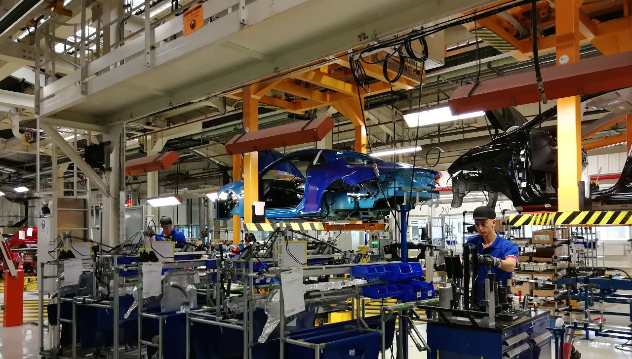 Hoher Automatisierungsgrad in der Fertigung selbst: Renault nutzt hier seine Erfahrung aus der Massenproduktion, was sich positiv auf die Qualität auswirkt.