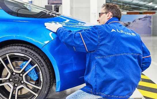 Mit einem Sportwagen, der 300 Kilo weniger wiegt als die Konkurrenz, ist Alpine eine Fahrspaßsensation gelungen. Wie baut man so ein leichtes Auto, ohne dass es gleich wieder auseinanderfällt? Wir haben bei Alpine einen Blick hinter die Kulissen geworfen und die Entstehung einer A110 begleitet. Genau hinschauen, Porsche und Co.! - Wie baut man den  Sportler des Jahrzehnts?