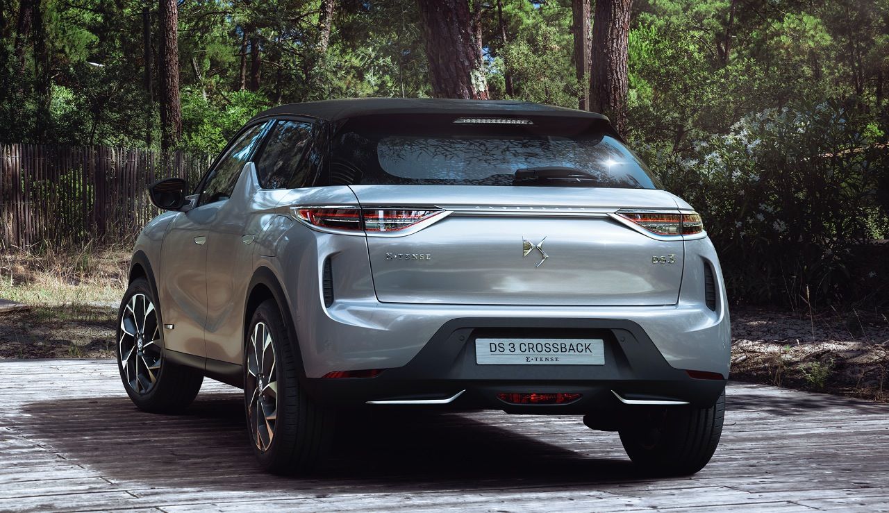 Die Lithium-Ionen-Batterien der E-Variante haben 50 kWh, das Ladesystem ist mit Haushaltssteckdose, Wallbox und Schnellladung bis 100 kW kompatibel. Reichweite: 300 Kilometer im WLTP-Testzyklus und 450 Kilometer im NEFZ-Testzyklus.
