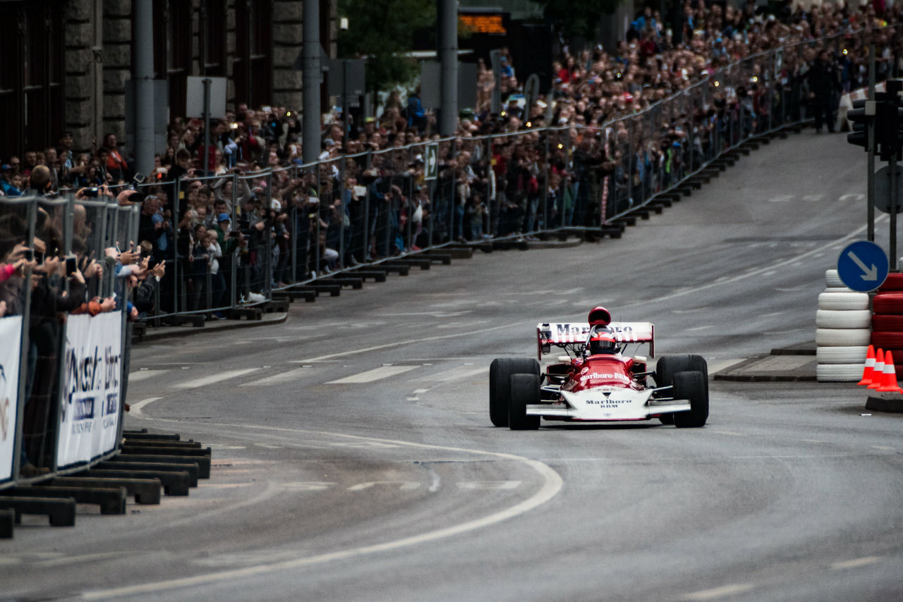 ...und im BRM von Niki Lauda bei einem Showrun.