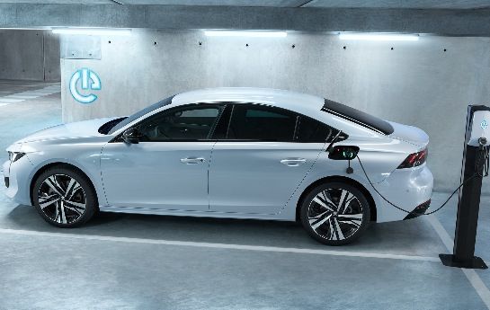 Ab nächstem Jahr steht bei vielen PSA-Bestsellern und jedem neuen Auto eine elektrifizierte Version in der Preisliste. Kurz vor dem Beginn des E-Zeitalters haben wir einen Blick hinter die Kulissen geworfen: Was die neuen Stromer und Teilzeit-Stromer können, welche Modelle den Anfang machen und wie Opel gleich mitprofitiert. - Kein Auto mehr  ohne Steckdose