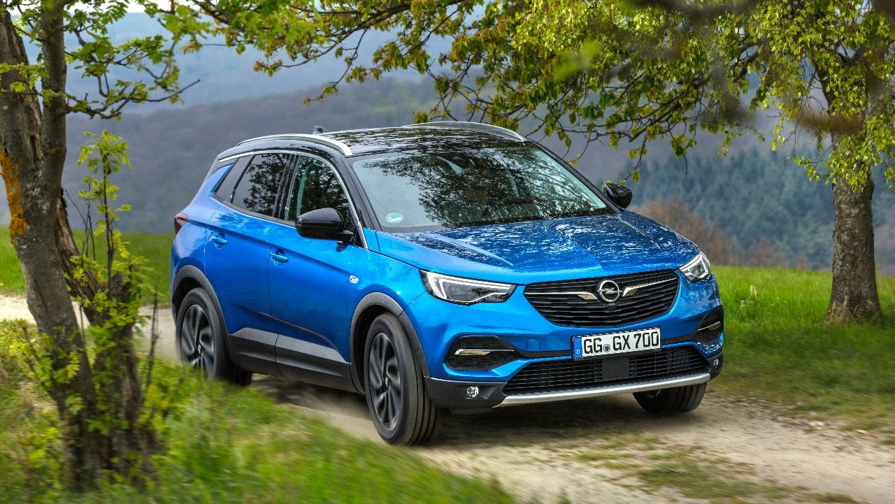 Die neue Konzernmarke Opel profitiert schon mit: Den Grandland X gibt es ab Herbst 2019 ebenfalls als Teilzeit-Stromer.