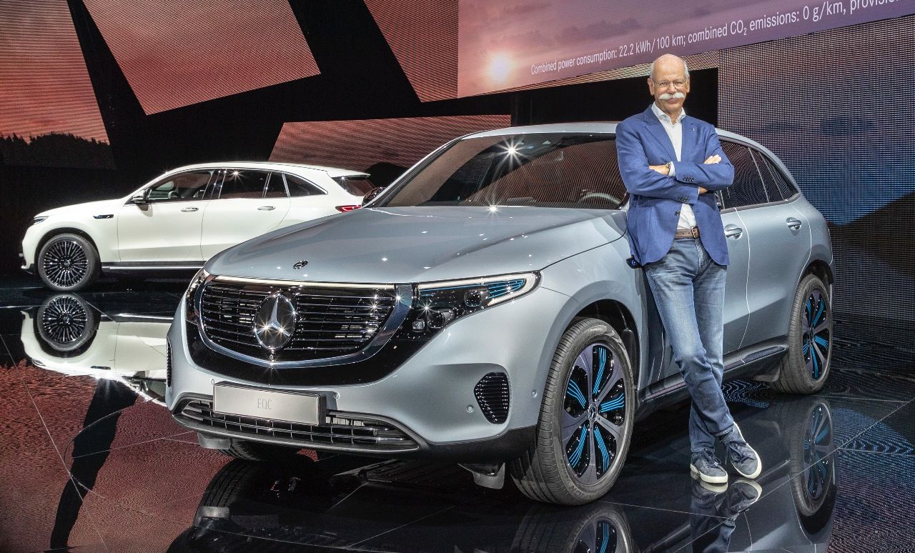 Weichen gestellt: Die Elektromarke-Submarke EQ startet 2019, hier stellt Zetsche (der ersten Mercedes-Boss, der je in Jeans und ohne Krawatte gesehen wurde) das Serienmodell EQC vor.