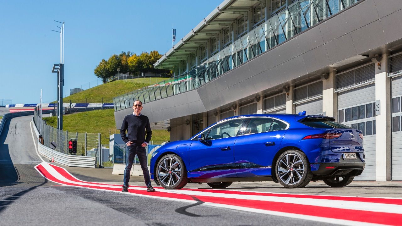 Fazit von Tester Fabian Steiner: „Am anspruchsvollen Red Bull Ring mit seinen steilen Anstiegen und engen Kurven konnte der I-PACE besonders glänzen. Wo andere mit Drehzahl- und Traktions-Verlust kämpfen, katapultieren Allrad und Monster-Drehmoment den Engländer aus der Kurve. Das gibt dem Fahren eine faszinierende Leichtigkeit. Dem hohen Gewicht stehen eine niedriger Schwerpunkt und ausgewogene Gewichtsverteilung gegenüber, sodass man am Ende schneller ist als mit normalen Sport-SUVs.