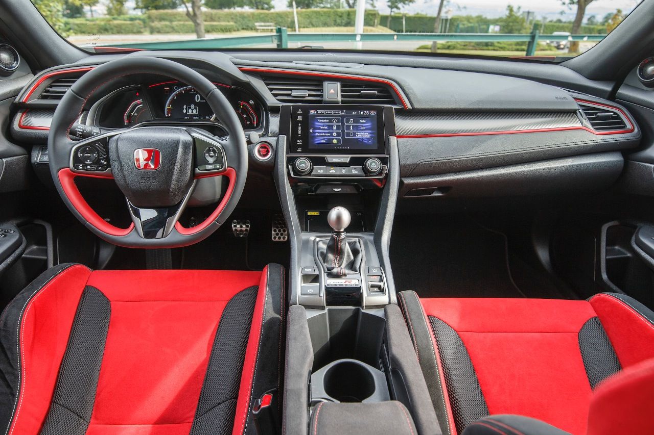 Sportwagen-Feeling: Honda hat auch im Cockpit leistungsorientierter gearbeitet als es bei sportlichen Kompaktautos gemeinhin üblich ist.