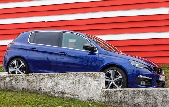 Früher nur Außenseiter, jetzt auf gleicher Höhe: Deutsche Tugenden wie klassisches Design und sportliche Einstellung haben den 308 zu einem starken Golf-Gegner gemacht. Im Test hat der überarbeitete Franzose den sauberen, partikelfilternden 130-PS-Benziner und die Achtgang-Automatik dabei. - Ein Franzose,  der gut  Deutsch kann