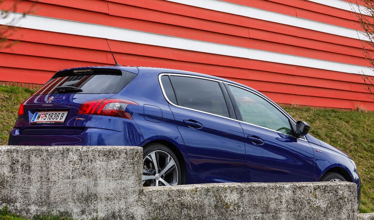 Das Motorprofis-Fazit: „Eines der stilvollsten Autos im Segment – und auch technisch ziemlich gut in Form. Früher war Peugeots Kompakter nur Außenseiter, jetzt ist er auf gleicher Höhe mit den Klassenbesten.