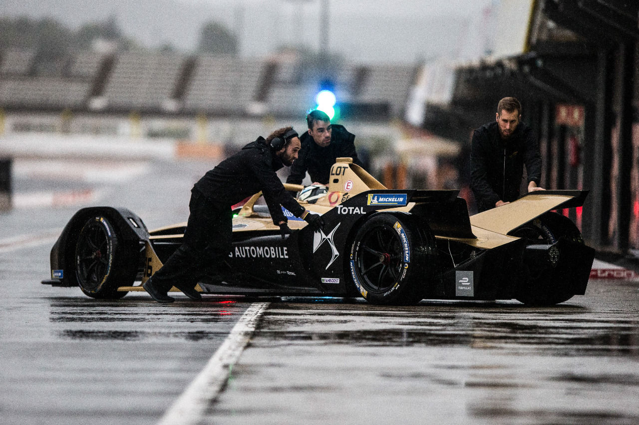 Bei Wolkenbruch ging nichts, aber bei leichtem Regen sind die Formel-E-Boliden schon fit für Rennen.