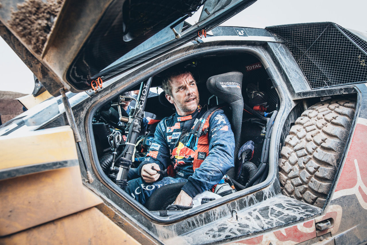 Loeb im Cockpit seines Peugeot-Spezialwagens.