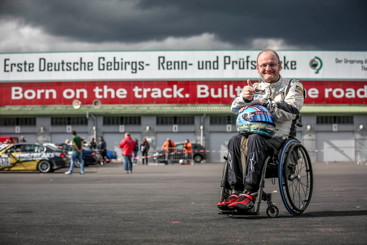 Daumen hoch! Selbst beim 24-Stunden-Rennen am Nürburgring konnte Engljähringer seine Klasse als Racer zeigen.