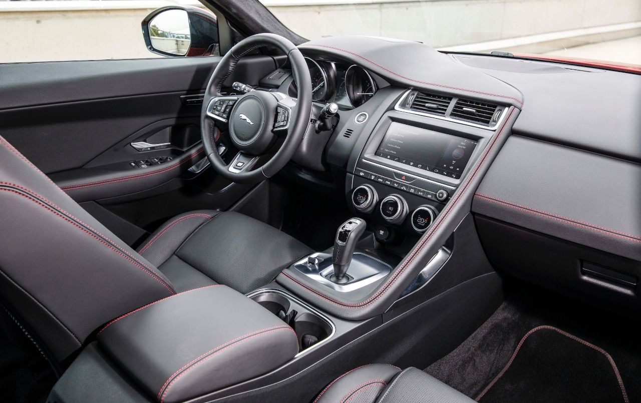 Jaguar orientiert sich auch Innen am Sportwagenstil und übernimmt weitgehend das Cockpit des F-Type.