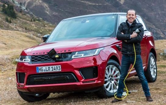 Bei Einhaltung geregelter Arbeitszeiten bewegen sich diese zwei Range Rover schon als Elektroautos durch den Alltag. Überstunden und Überholmanöver übernimmt der Benziner. Wie souverän sind die neuen Hybridvarianten und für welchen Fahrertyp lohnen sie sich? Der Test klärt auf. - Elektrisch nach  Kollektivvertrag