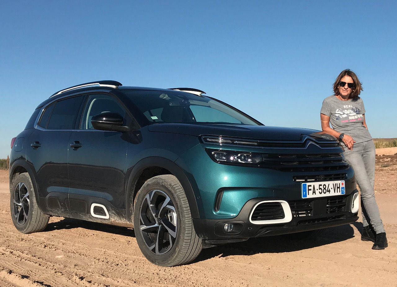 Motorprofis-Testerin Trixi Keckeis-Hiller: „Das fordernde Fahrdebüt des Citroën C5 Aircross ist vielversprechend. Citroën kann sich auch im umkämpften Kompakt-SUV-Segment mit seiner besonderen Freundlichkeit und Entspanntheit abheben