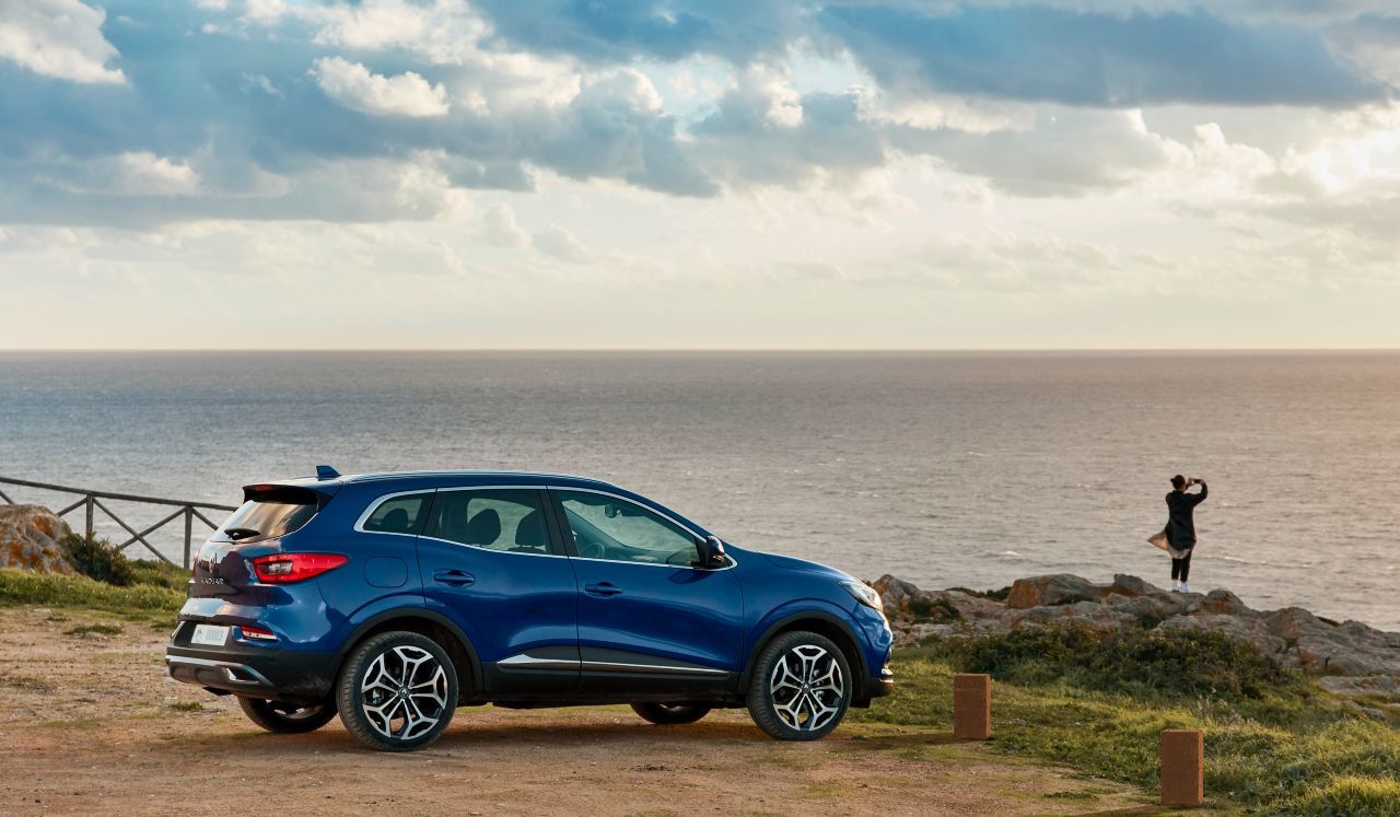 Gute Aussichten für den Kadjar: Renault schärft die Optik nach und bringt neue, saubere Motoren.