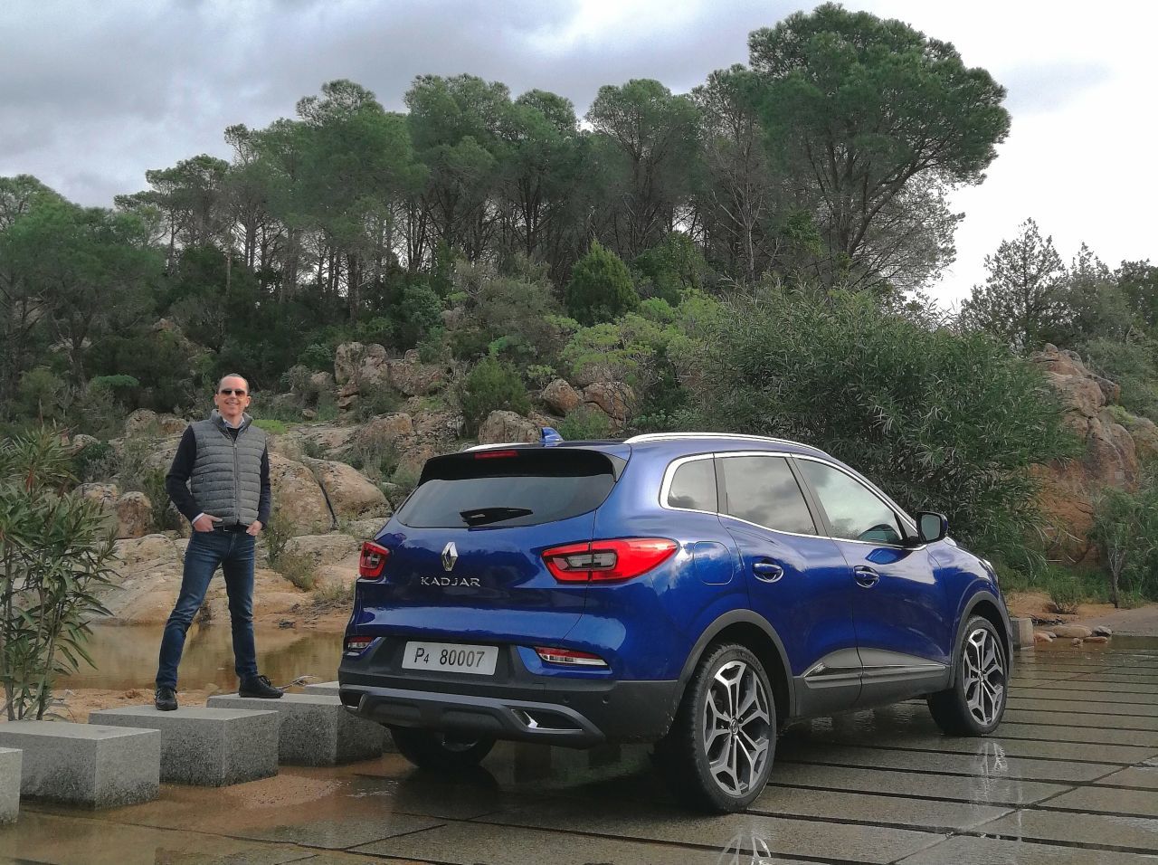 Motorprofis-Tester Fabian Steiner: „Renault macht gute Arbeit im Detail. Der Kadjar stärkt seine große Stärke, das Design. Auch Innen setzt er richtige, wichtige Schritte. Die neuen Benzinmotoren überzeugen und runden den komfortablen Charakter sauber ab”.